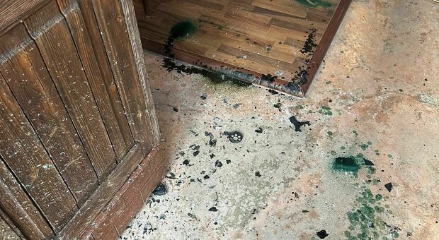 Vandali danno fuoco alla chiesa di San Giorgio. Il sindaco: «Un episodio sconcertante»