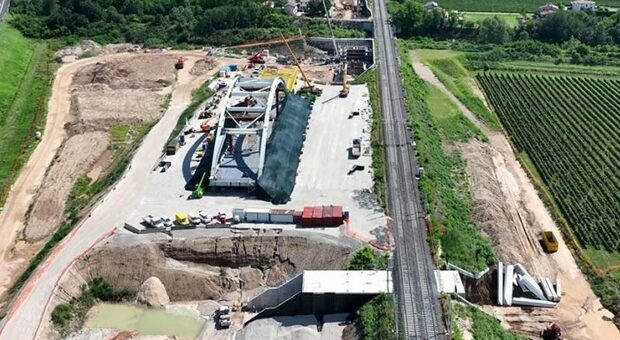 Operaio ha un malore mentre lavora nel cantiere ferroviario dell’alta velocità e muore a 50 anni sotto gli occhi dei colleghi