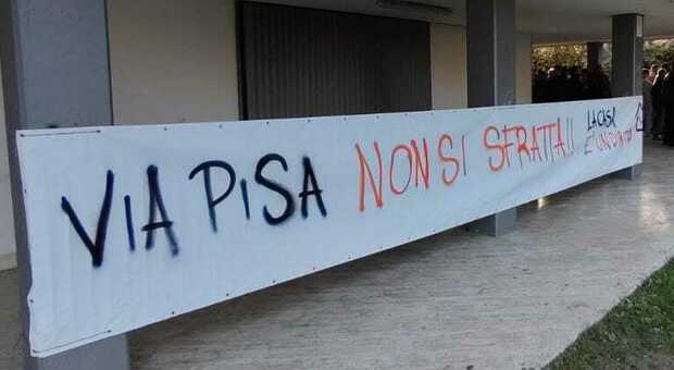 Via Pisa, sfratti sospesi: «Nessuno deve restare senza una casa»