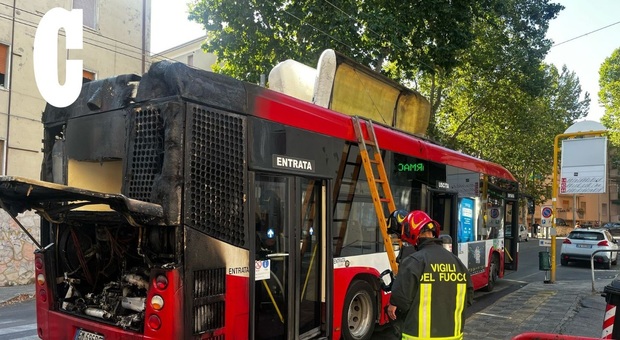 Ancona, paura sull'autobus, il motore prende fuoco: nessun ferito ma traffico in tilt