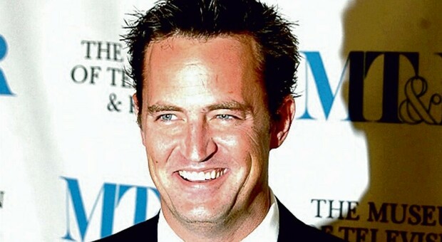 Matthew Perry, chi era il "Chandler" di Friends: il flirt con Julia Roberts, l'apice del successo, l'amore con Molly Hurwitz, le dipendenze dalla droga