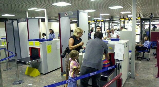Aerei, stop limiti liquidi nei bagagli a mano: cosa cambia, da quando e in quali aeroporti italiani