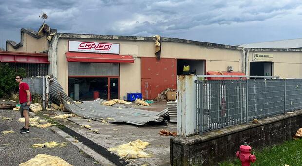 Tromba d'aria scoperchia l’azienda Cravedi, i titolari: «Danni ingenti». Il vento butta giù anche il tendone della sagra