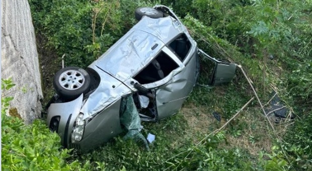 https://statics.cedscdn.it/photos/MED/2025/07/24/8976087_24220605_morto_auto_scarpata1.jpg