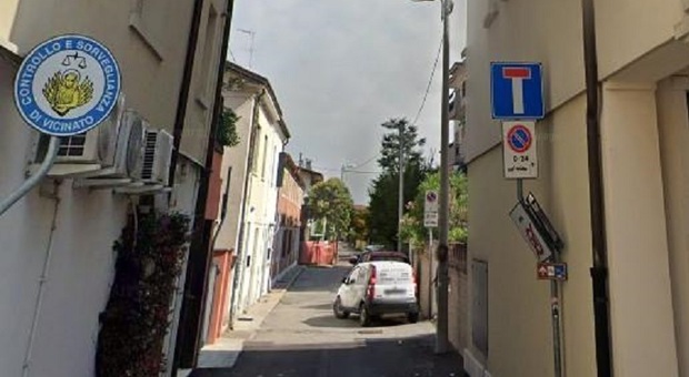 Anziana cade per una buca e si rompe il femore, condannato il Comune: dovrà risarcirla con 60mila euro. «Strada a rischio, mancava la segnaletica»