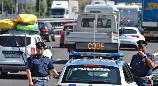 https://statics.cedscdn.it/photos/MED/2025/07/25/8977328_25093056_esodo_estivo_traffico_italia.jpg
