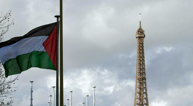 https://statics.cedscdn.it/photos/MED/2025/07/25/8977375_25104909_francia_palestina_macron.jpg