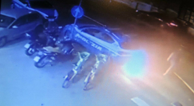 https://statics.cedscdn.it/photos/MED/2025/07/25/8977501_25122802_incendio_auto_polizia.jpg