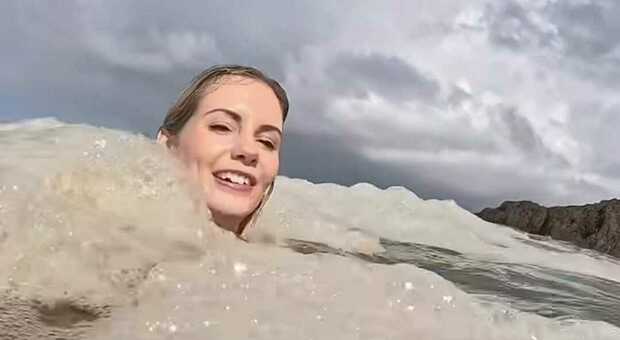 Influencer nuota tra i liquami: «Mi sto divertendo». Si filma e poi scopre che la schiuma proviene dalla fognatura