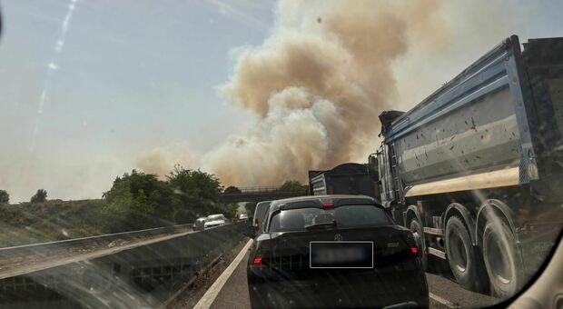 https://statics.cedscdn.it/photos/MED/2025/07/25/8977761_25170058_incendio.jpg