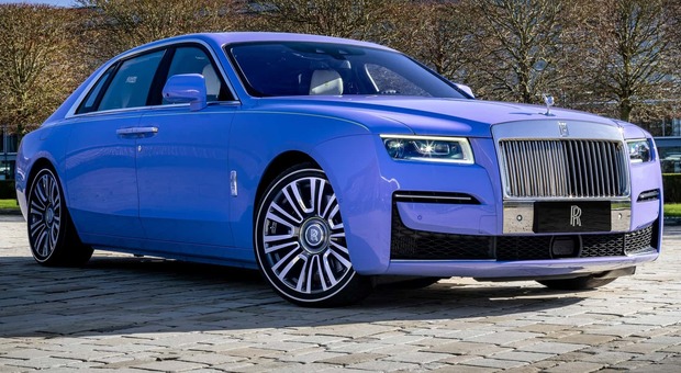 https://statics.cedscdn.it/photos/MED/2025/07/25/8977923_25191633_rolls_royce_ghost_extended_expressionism.jpg
