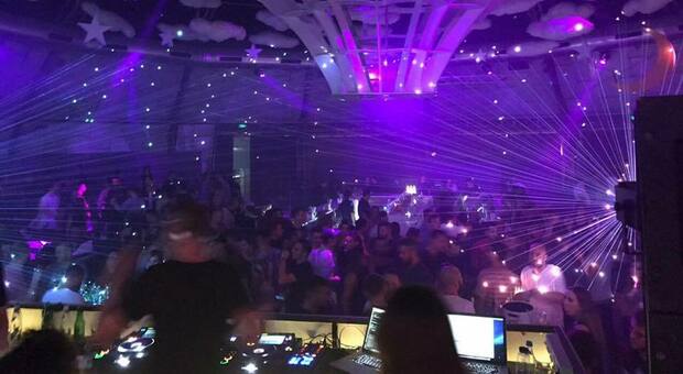 https://statics.cedscdn.it/photos/MED/2025/07/25/8978110_25221843_discoteca.jpg