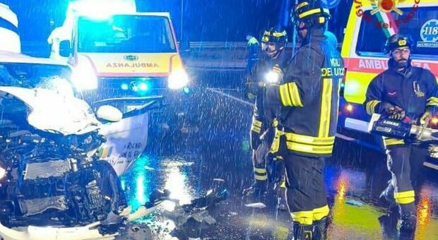 Incidente alle 3 di notte sulla Triestina all'altezza di Ca' Noghera: un conducente rimane intrappolato tra le lamiere. Liberato dai pompieri: è ferito