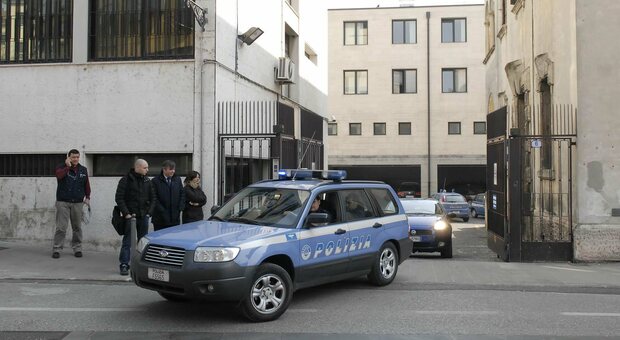 Violenza sessuale di gruppo su una ragazza all'aeroporto Allegri, arrestato 19enne tunisino: era in fuga dopo essere scappato dal Cpa di Gradisca