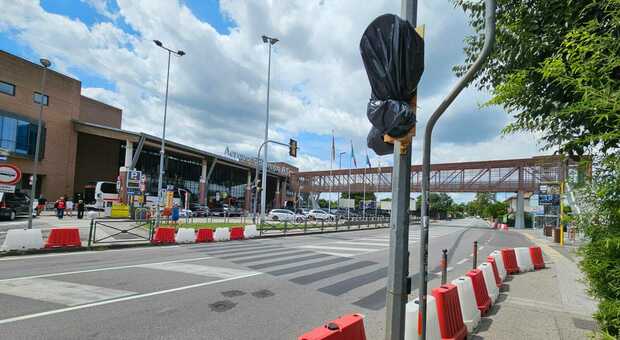Il semaforo davanti l'aeroporto Canova: è stato spento