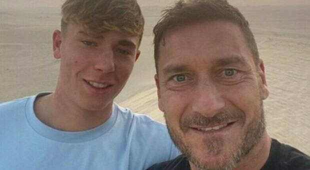 https://statics.cedscdn.it/photos/MED/2025/07/27/8980972_27101318_cristian_totti.jpg