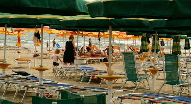 Ruba un borsello sotto l’ombrellone: il ladro inseguito a riva dai bagnanti