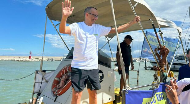 Ricci on the beach, il mare grosso ferma Matteo: la sua barca non riesce a salpare