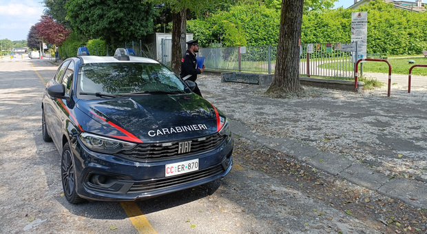 «Vi ammazzo con il forcone». La lite tra vicini degenera: denunciato il 32enne in possesso dell'arma (sequestrata) lunga 155 centimetri