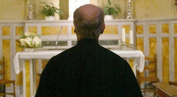 Sacerdote arrestato per violenza sessuale su minorenne: prima gli abusi, poi impartiva la benedizione chiedendo «perdono»