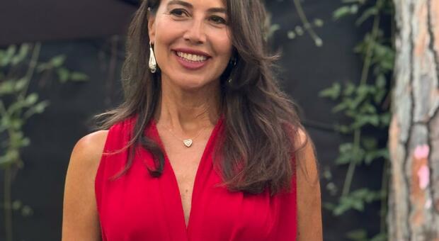 In rosso Emanuela Gentilin da sola e con Angela Camuso. L’attore Massimo Wertmuller