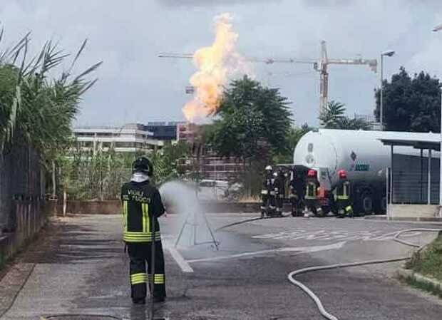 Roma, perdita di gas da un'autocisterna che scarica a un distributore: paura a via Rigamonti. L'intervento dei Vigili del Fuoco