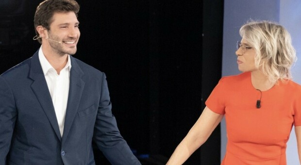 Stefano De Martino: «Maria De Filippi è una costante della mia vita. Mi confronto con lei. Mi ha dato un consiglio anche su Affari Tuoi»