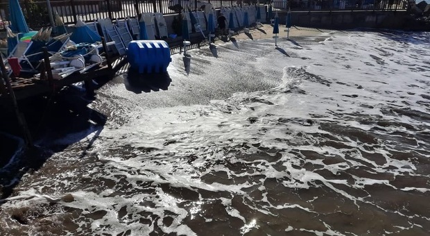 Casal Velino, mareggiata notturna devasta un lido