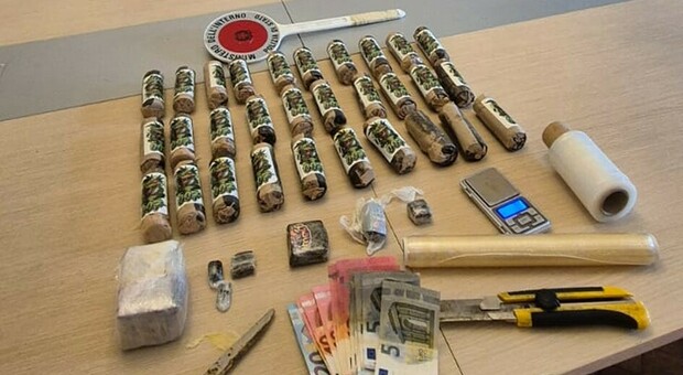 Deposito di droga nella stanza in affitto: 35enne nascondeva nelle scarpe e nello zaino 30 panetti di hashish da 50mila euro