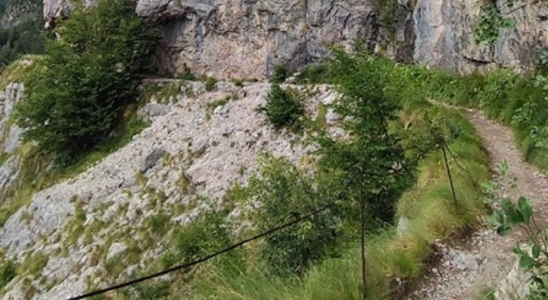 Escursionista scivola dal sentiero, fa un volo di 20 metri e si aggrappa all'erba. Il marito prova a salvarla ma lei precipita nel vuoto e muore davanti alla figlia