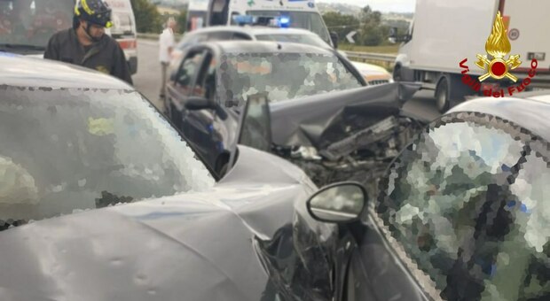 Incidente tra tre auto, uno dei conducenti estratto dai vigili del fuoco dalle lamiere Incidente tra tre auto, uno dei conducenti estratto dai vigili del fuoco dalle lamiere