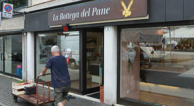 Chiede un cambio di banconote, poi approfitta della distrazione della commessa e ruba il fondo cassa: bottino di 500 euro