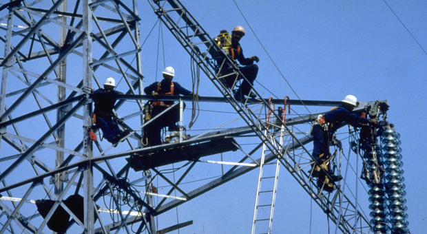 Blackout continui, danni agli elettrodomestici e disagi. Sindaco e assessore scrivono al prefetto: «Situazione inaccettabile»