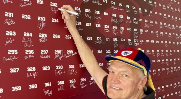 Van Zyl "Os" Wiese mentre firma il wall degli oltre 7000 giocatori che hanno vestito la maglia della Rugby Rovigo