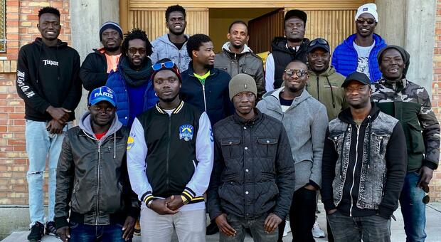 Commenti razzisti al post pubblicato dopo la festa africana, scattano le denunce: «Insulti a chi ha scelto di vivere, lavorare e far famiglia qui»