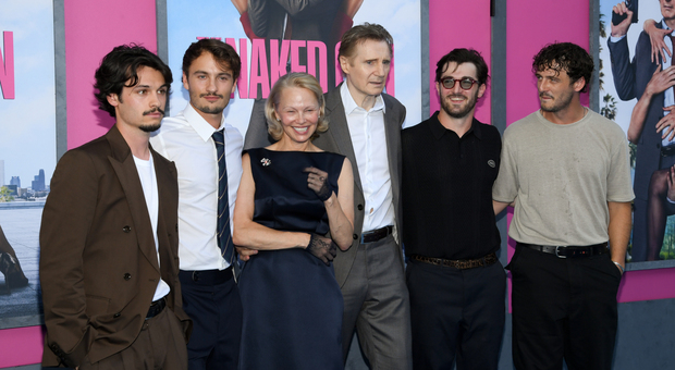 Pamela Anderson splendida (e senza trucco) sul red carpet con i due figli e Liam Neeson: «Si frequentano da un po'» (Foto: IPA)