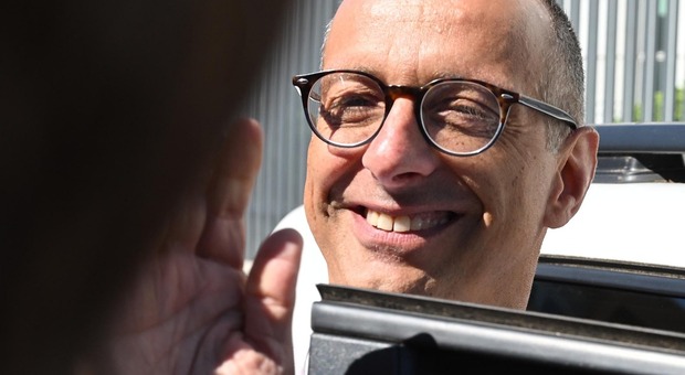 Pesaro, l'arrivo di Ricci nella caserma della Guardia di Finanza per l'interrogatorio: il video. Sorrisi, saluti ma nessuna dichiarazione (al momento) Pesaro, l'arrivo di Ricci nella caserma della Guardia di Finanza per l'interrogatorio: il video. Sorrisi, saluti ma nessuna dichiarazione (al momento)