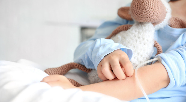 Impiantati due elettrodi nel cervello di un bambino di 7 anni con encefalite: «Ha interagito con mamma e papà»