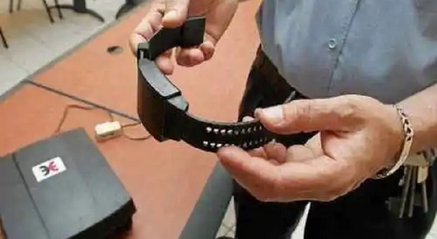 Assolto per le violenze sulla ex e il figlio, esce di cella e torna a minacciarli: «Mi avete mandato in carcere». Scatta il braccialetto elettronico