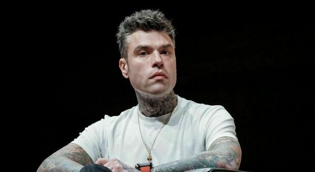 Fedez rientra da Forte dei Marmi senza l'orologio da 200mila euro: la serata al Twiga (con 60 bottiglie di champagne) e la villa di lusso