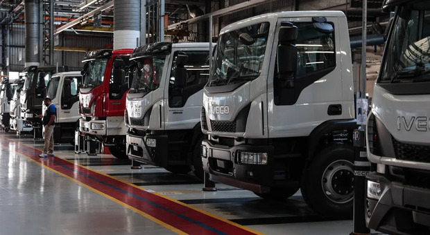 https://statics.cedscdn.it/photos/MED/2025/07/30/8986980_30191303_alcuni_camion_iveco_all_interno_dello_stabilimento_di_brescia.jpg