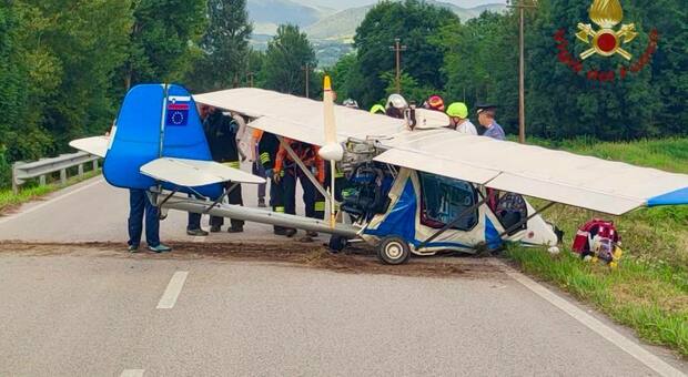 Aereo ultraleggero precipita in decollo e finisce sulla strada: ferito il pilota