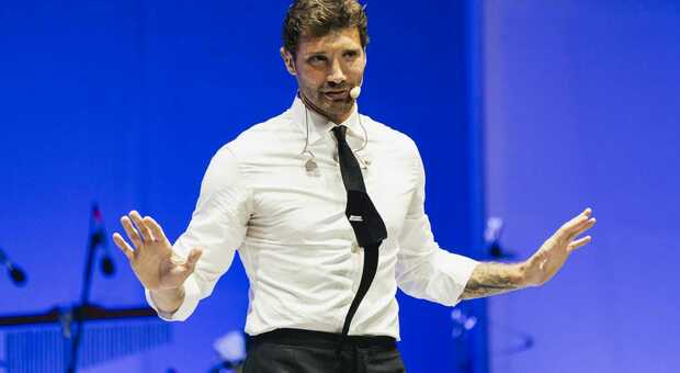 Stefano De Martino show a Roma tra ex, vip e Maria De Filippi: «La mia missione? Distrarvi dalle cose che vi angosciano»