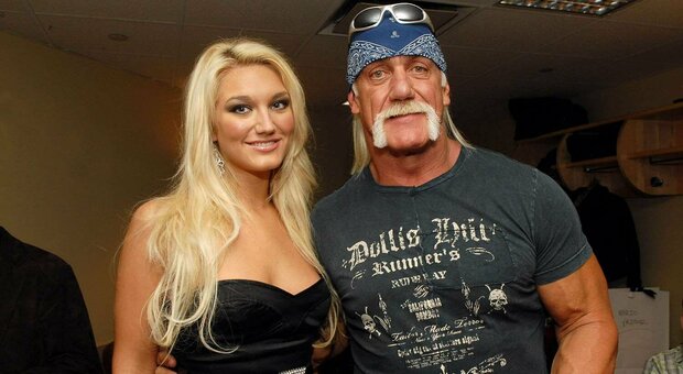 Hulk Hogan, la figlia Brooke esclusa dal testamento. La richiesta, l'allontanamento e la frase rivelatrice: «Volevo proteggerlo»