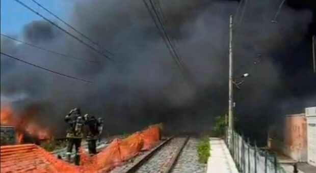 Incendio a Castellammare di Stabia, circolazione interrotta sulla Circumvesuviana: evacuate donne e bambini. Gli aggiornamenti