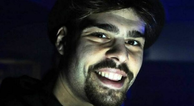 Luca Napolano ucciso da un'infezione a 36 anni: era il fratello di un ex concorrente di Amici