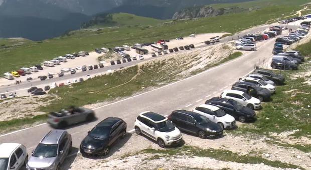 https://statics.cedscdn.it/photos/MED/2025/07/31/8988877_31173814_1711899934758_traffico_dolomiti.jpg