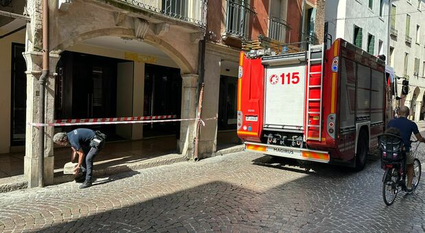 Furgoncino delle consegne sbaglia manovra e danneggia un palazzo storico in Calmaggiore