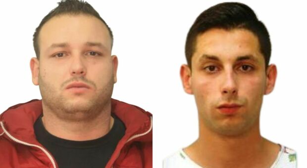 Fratelli in sella alla moto rubata investono una donna, poi la rapinano e si vantano in diretta social di un assalto in farmacia: traditi dai tatuaggi e arrestati