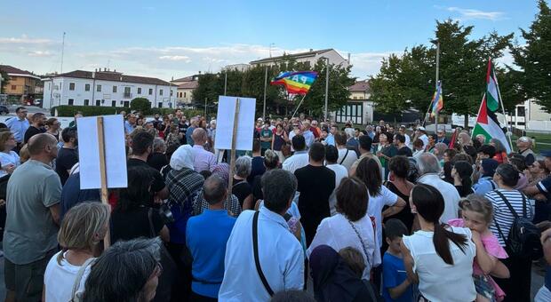 Manifestazione pro Gaza, rumore in piazza con pentole, coperchi e fischietti: «Vogliamo dire basta alla guerra» Manifestazione pro Gaza, rumore in piazza con pentole, coperchi e fischietti: «Vogliamo dire basta alla guerra»